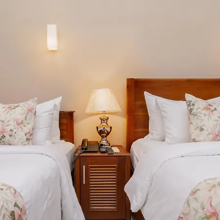 Hotel Travellers Nest Kandy-2